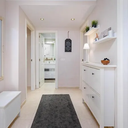 Beautiful Two Bedroom With Pool