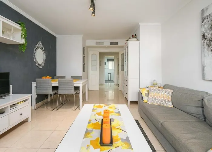 아파트 Beautiful Two Bedroom With Pool 푸엔히롤라