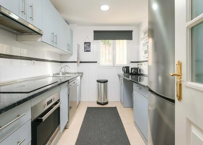 Beautiful Two Bedroom With Pool Apartment *