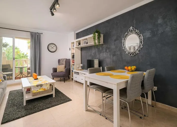 Beautiful Two Bedroom With Pool *