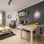 Beautiful Two Bedroom With Pool *