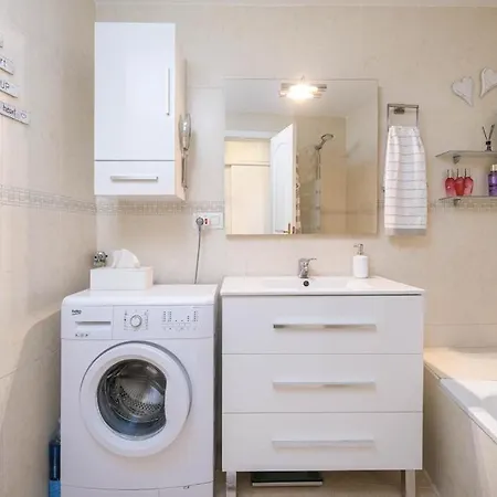 Beautiful Two Bedroom With Pool