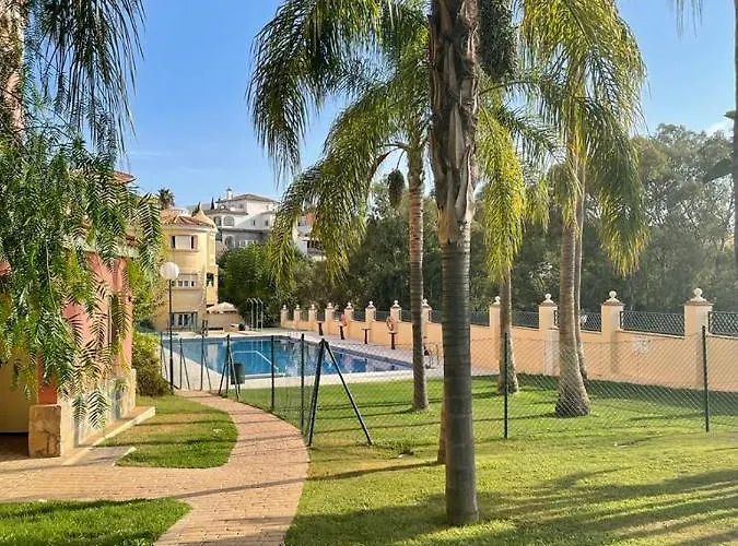 Beautiful Two Bedroom With Pool