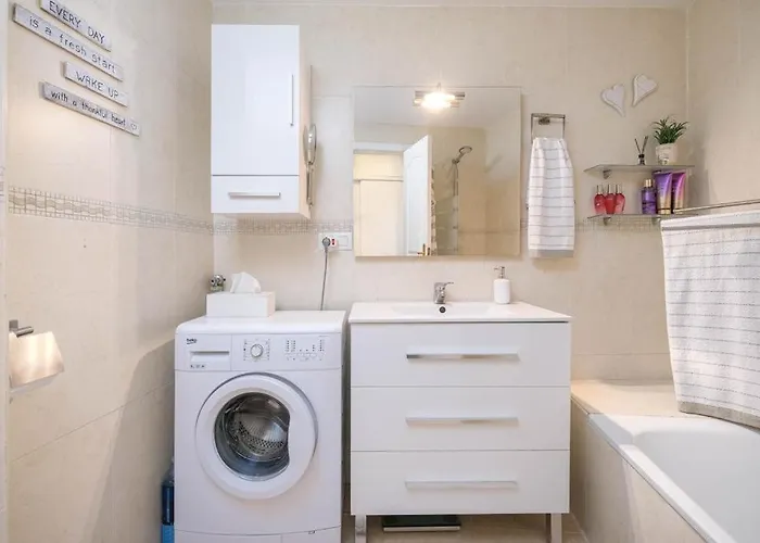 Beautiful Two Bedroom With Pool